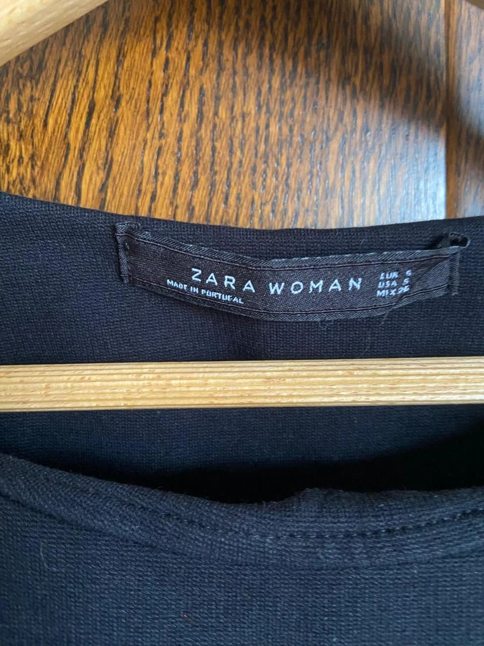 Vestido justo e saia rodada com pregas, tecido forte, preto. Zara. Tamanho P – photo 3